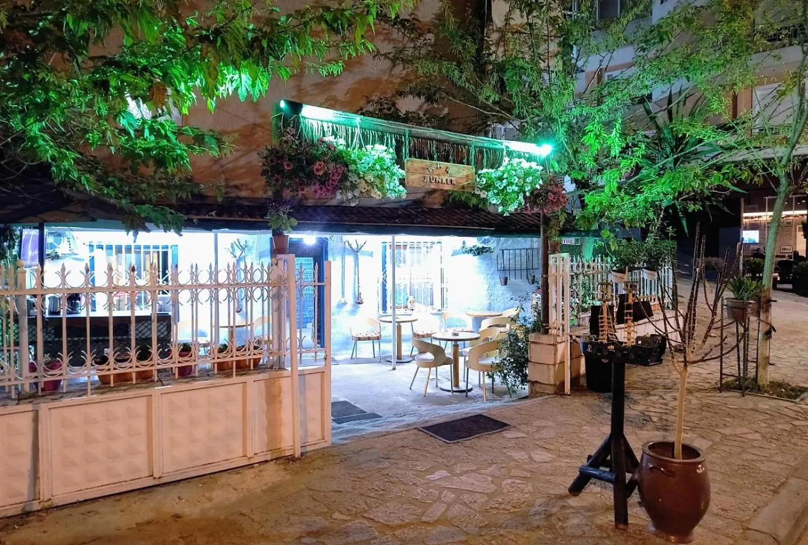 War Bunker Hostel Sarandë 0*,  Albania