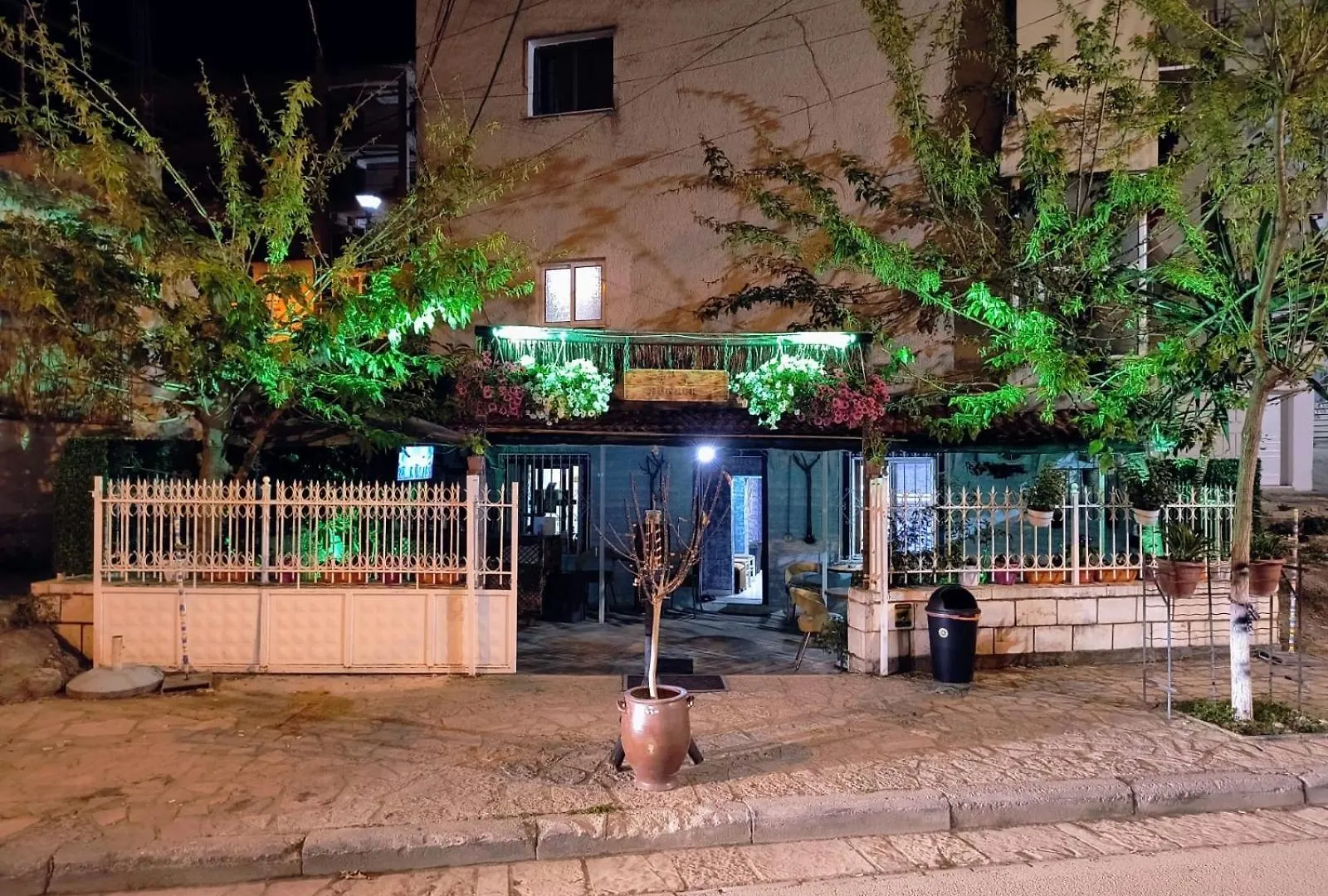War Bunker Hostel Sarandë