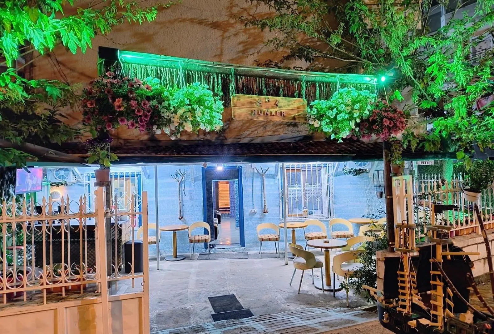 War Bunker Hostel Sarandë