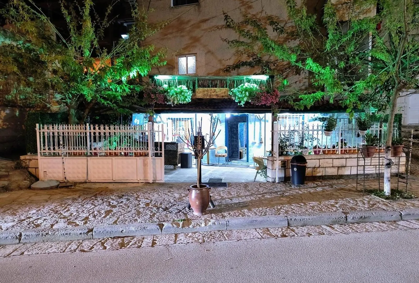 War Bunker Hostel Саранда Албания