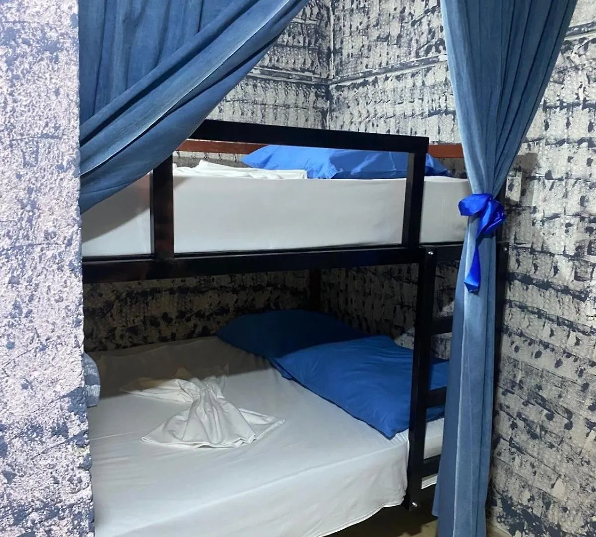 War Bunker Hostel Саранда